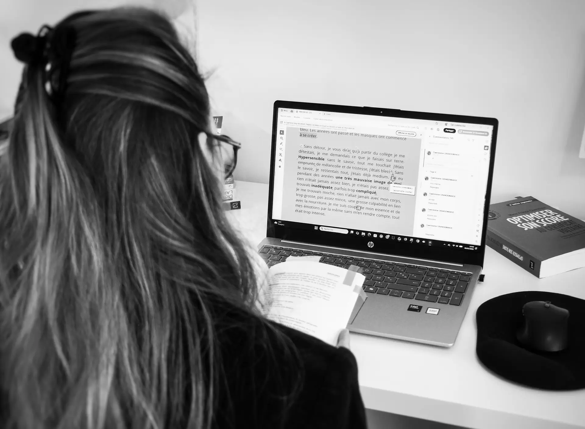 Scribeline correction au bureau avec ordinateur et livres de correctrice