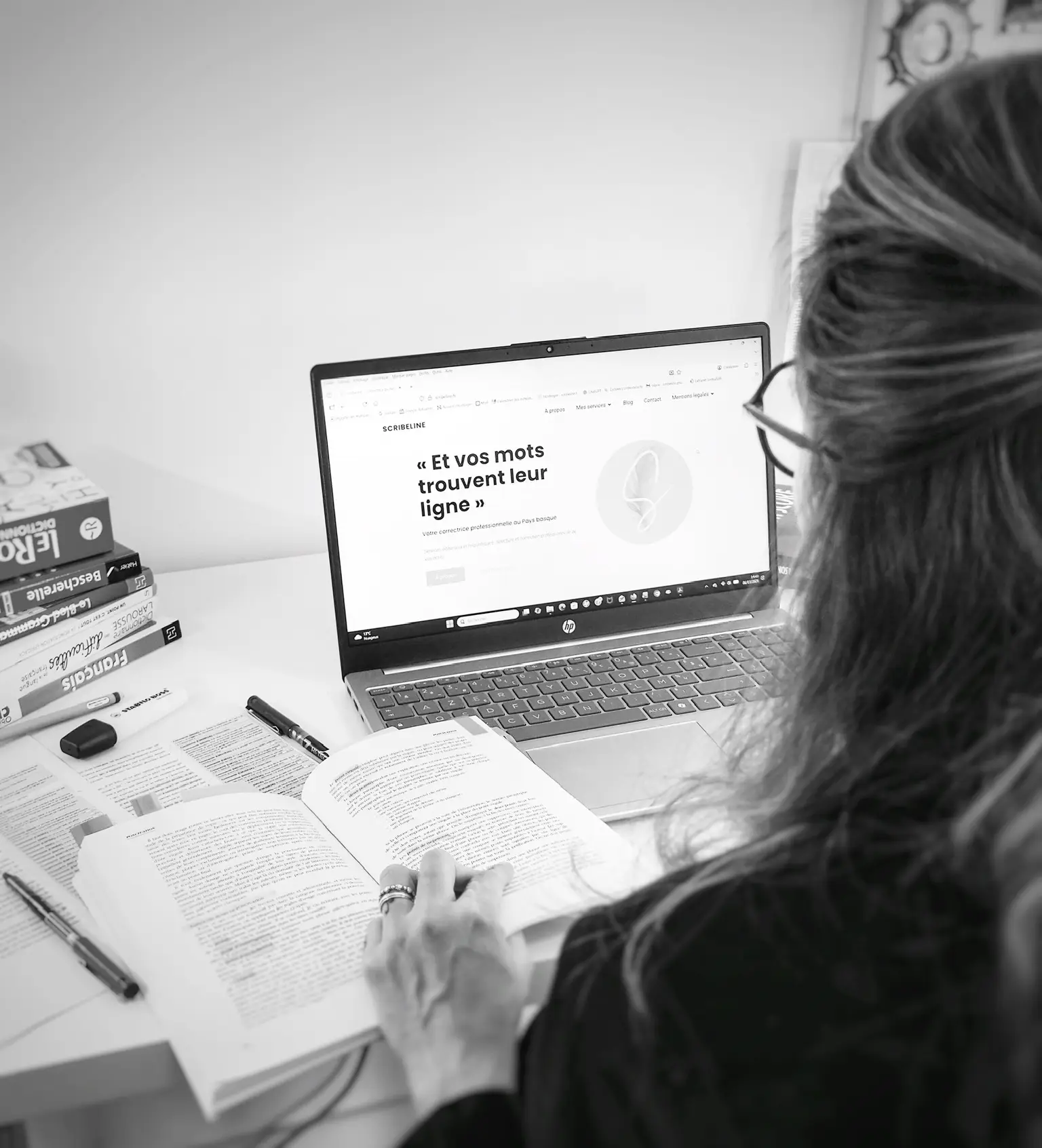 Coulisses-Scribeline-correction-ordinateur-bureau-ouvrages